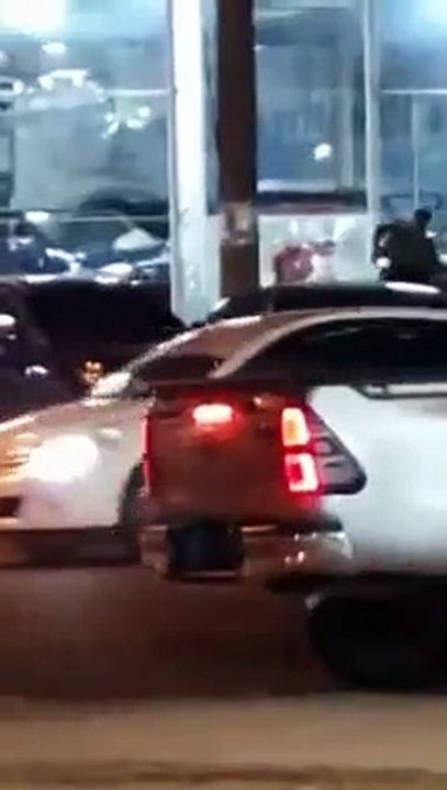 Encapuchados ocasionaron saqueos y destrozos en concesionaria de vehículos en la avenida Beni