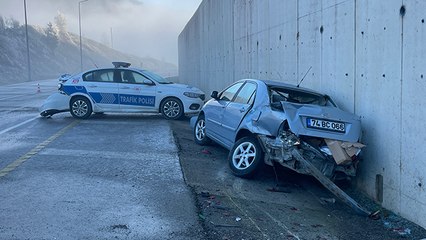 Buzlanan yolda kayan otomobil, ekip aracına çarptı
