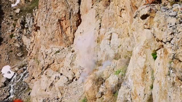 (TEKRAR) VAN - Jandarma timleri karış karış dolaştıkları dağları teröristlere dar ediyor (1)