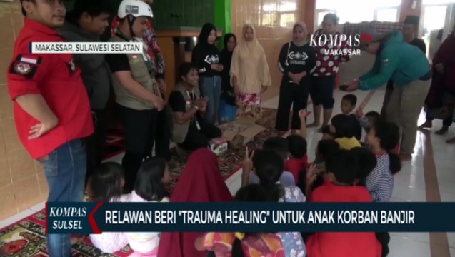 Relawan Beri Trauma Healing Untuk Anak Korban Banjir