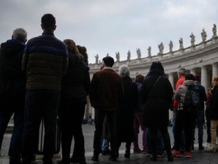 Gläubige stehen Stunden für aufgebahrten Benedikt XVI. an