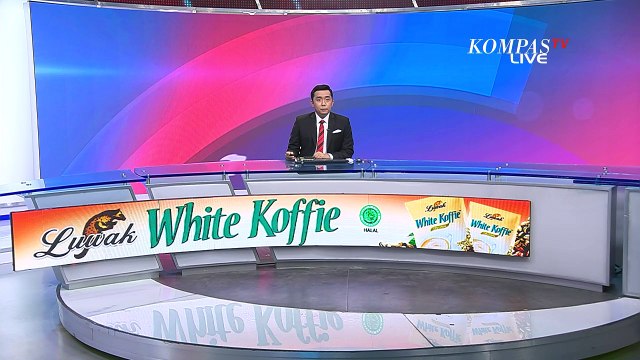 Hilang Kendali, Mobil Pikap Tabrak Pemotor dan Warung Hingga Nyaris Terbalik!