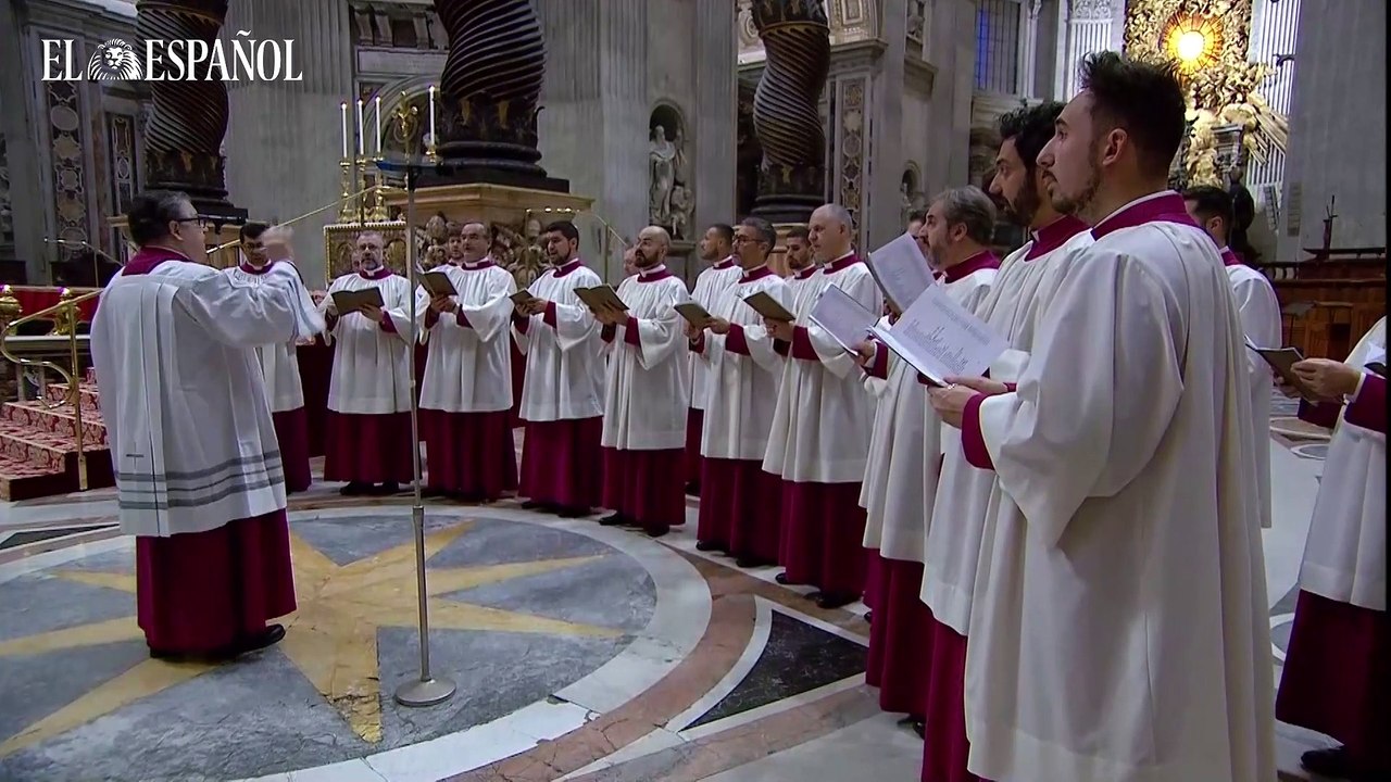 Miles de fieles asisten a la capilla ardiente de Benedicto XVI