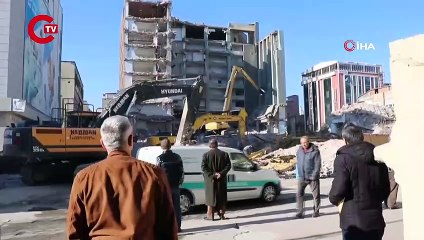 Yer Samsun... İş merkezinin yıkımını film izler gibi seyrettiler