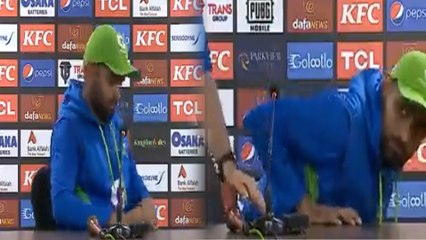 ಪತ್ರಕರ್ತ ಕೇಳಿದ ಪ್ರಶ್ನೆಗೆ ಪಾಕಿಸ್ತಾನದ ನಾಯಕ ಬಾಬರ್ ಅಜಂ ಗುರಾಯಿಸಿ ಕೊಟ್ಟ ಲುಕ್ ವೈರಲ್ | *Sports | OneIndia