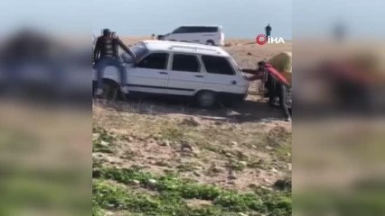 Yolda kalan otomobile ilginç kurtarma