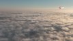 Sis bulutların içinden çıkan uçaklar böyle görüntülendi