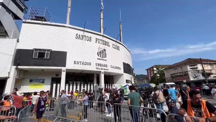 Fãs de Pelé aguardam acesso à Vila Belmiro
