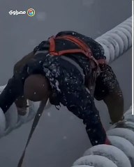 مشهد خطير.. عامل في الصين يتسلق خطوط الكهرباء وسط عاصفة ثلجية لاستعادة الطاقة