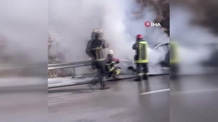 Alev alev yanan otomobile yardım etmek için durmaya çalışan tıra çarptı: 4 yaralı