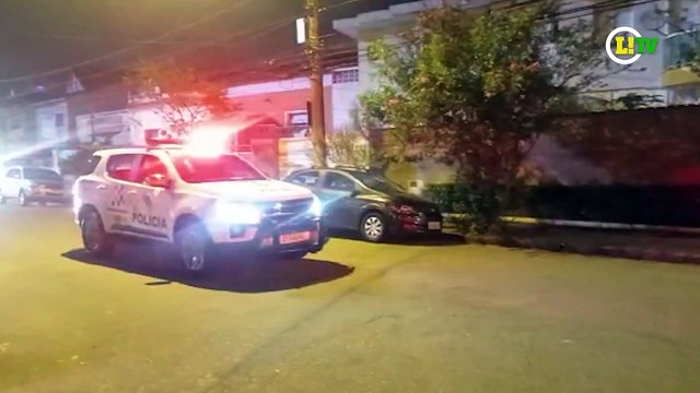 Chegada do carro com Pelé na rua da Vila Belmiro é recebido com fogos pela torcida jovem.