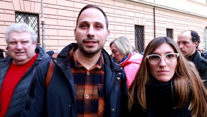 Il saluto a Benedetto XVI, i primi fedeli in fila per le esequie: "Oggi possiamo pregare con lui"