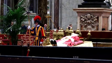 Download Video: Benedetto XVI, dentro la Basilica di San Pietro un fiume di fedeli per il saluto a Ratzinger