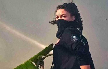 Kadın itfaiyeciler alevlerin arasında erkek meslektaşlarını aratmadı