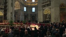 مؤمنون يتوافدون لإلقاء النظرة الأخيرة على جثمان البابا بنديكتوس في الفاتيكان