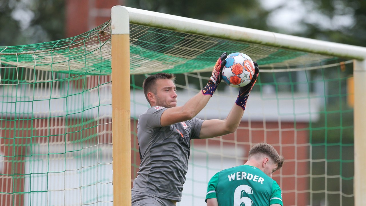 Wie holt er den denn raus? Die zehn besten Amateurfußball-Paraden aus 2022