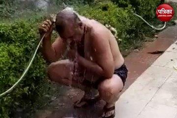 सत्याग्रह के दौरान नहाने लगे सपा विधायक अमिताभ, सिर पर चलाया ठंडे पानी का पाइप