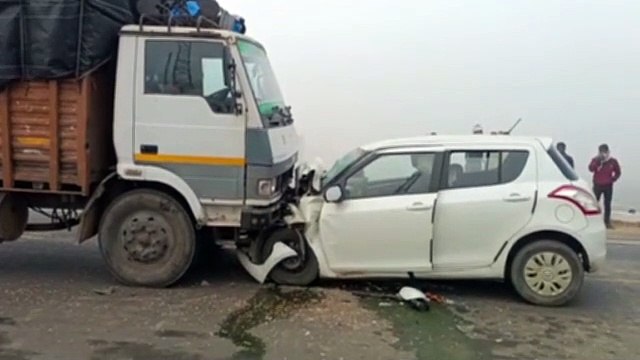 कोहरे के बीच ट्रक व कार में भिड़ंत, चार सेवानिवृत्त फौजी घायल