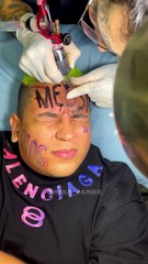 Mike Jambs, colombiano e criador de conteúdo, registra o momento em que faz a tatuagem