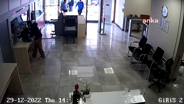 Belediye binasına çekiç, bıçak, satır ve şişle girmeye çalışan kişi serbest bırakıldı