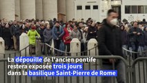 Décès de Benoît XVI: des fidèles rendent hommage à la basilique Saint-Pierre