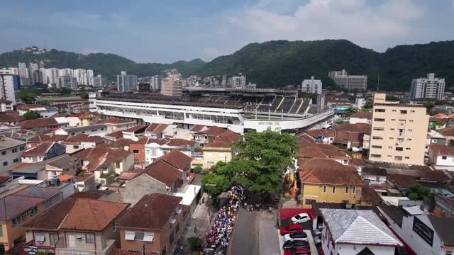 Décès de Pelé - Les files d'attente impressionnantes autour du stade Vila Belmiro pour voir le Roi