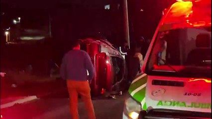 Dos jóvenes ajo los efectos del alcohol terminaron lesionados tras volcar su auto en Periférico