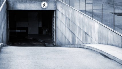 Frau zerquetscht Ehemann mit Auto