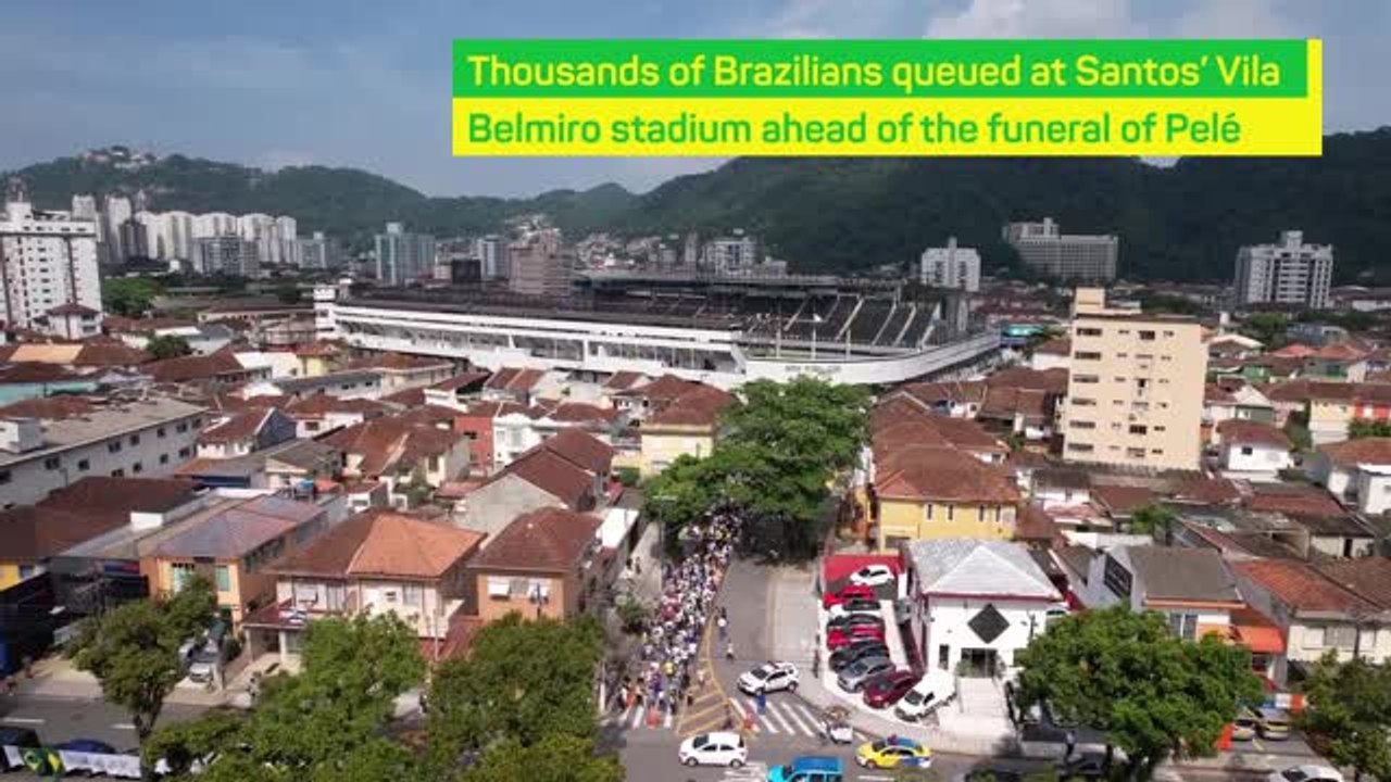 Thousands of fans gather to pay respect to Pelé