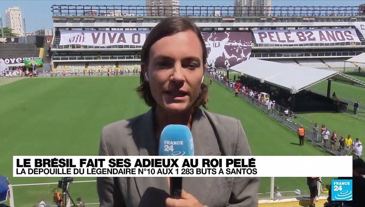 Le Brésil fait ses adieux au roi Pelé : la dépouille du légendaire n°10 trône au centre du stade de Santos