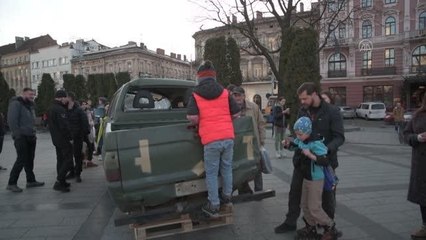 Ukrayna'nın Lviv kentinde Bahmut cephe hattında tahrip edilen araçlar sergilendi