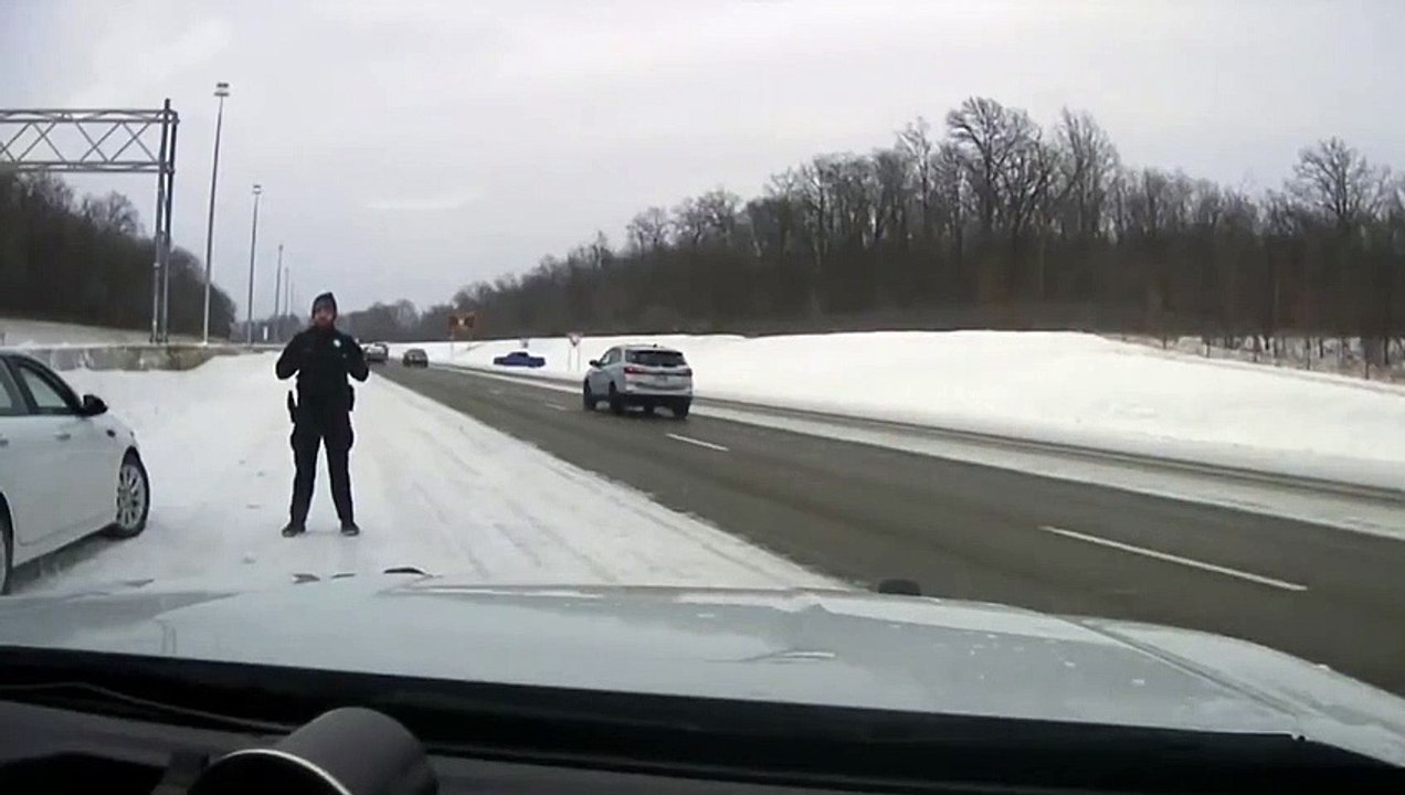 Ce 4x4 n'aime pas la police... Chanceux le policier