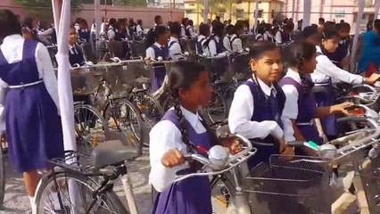 साइकिल मिलने से  छात्रों  के चेहरे  खिले