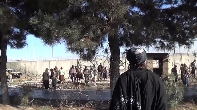 IS, 아프간 카불 군 비행장 노린 폭탄 공격... 10명 사망 / YTN