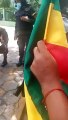 [VIDEO] Policía entre lágrimas se arrodilla frente a una niña que le pide que no reprima a su pueblo