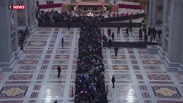 Les fidèles se recueillent devant le corps de Benoît XVI au Vatican