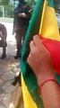 Policia se pone de rodillas frente a una niña