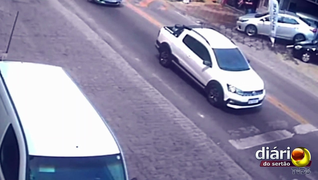 Homem é assassinado com cerca de 15 tiros dentro de seu carro em um semáforo na cidade de Patos