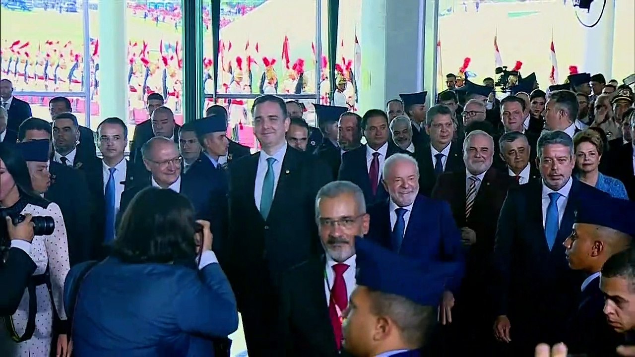 Em seu 1° dia como presidente, Lula assina 52 decretos e 4 MPs