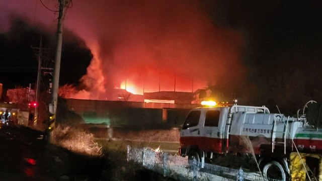 경남 창녕군 폐기물 공장 화재...진화 난항 / YTN