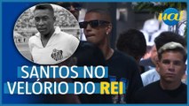 Elenco do Santos vai ao velório de Pelé na Vila Belmiro