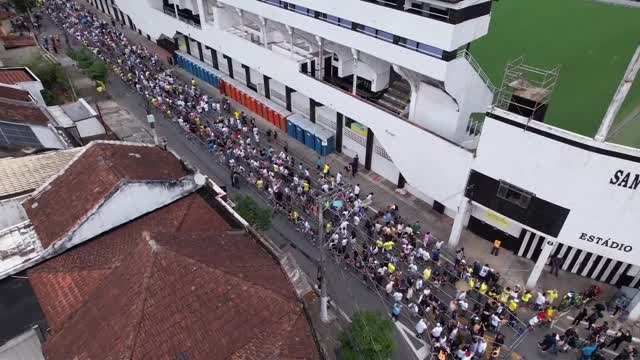 Fans queue to pay final respects to Pelé