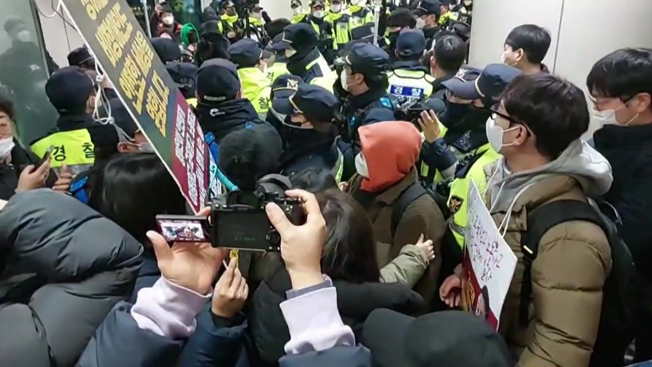 전장연, 지하철 기습 시위...동대문역사문화공원역에서 물리적 충돌도 / YTN