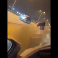 Tepki çeken görüntüler: Otobanda çırılçıplak yürüdü!