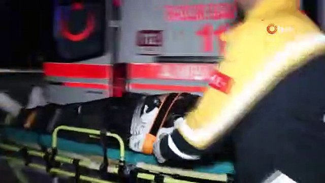 Motosiklet ikiye bölündü, hafif ticari araç takla attı: 1 ölü, 1 yaralı