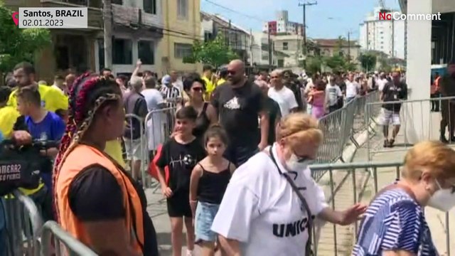 شاهد: البرازيليون يتوافدون على ملعب نادي سانتوس لإلقاء النظرة الأخيرة على بيليه