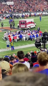 Le joueur des Bills de Buffalo, Damar Hamlin, dans un “état critique” après un choc en plein match cette nuit : Les joueurs, en larmes, se sont rassemblés autour de lui sur le terrain