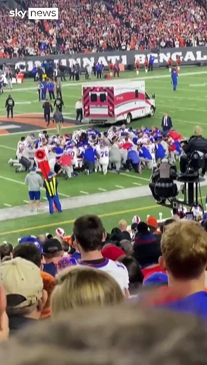 Le joueur des Bills de Buffalo, Damar Hamlin, dans un “état critique” après un choc en plein match cette nuit : Les joueurs, en larmes, se sont rassemblés autour de lui sur le terrain