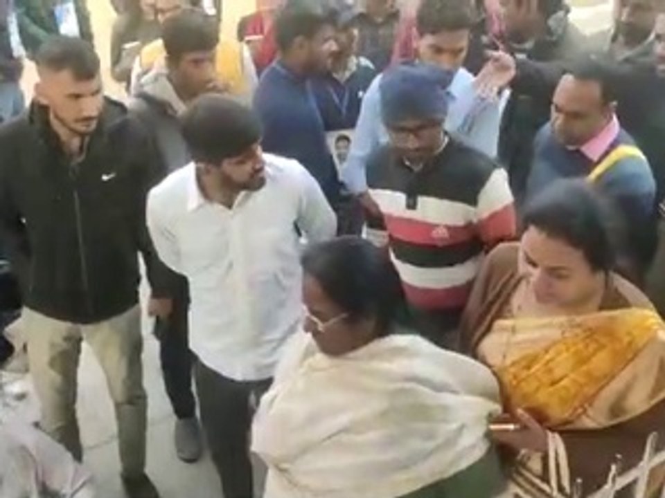 महिला आयोग पहुंचा विवि, कुलपति को लताड़ा, छात्राओं को दिलवाया प्रवेश