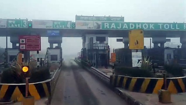 चहुं ओर छाया कोहरा, हाइवे पर थमे वाहनों के पहिए